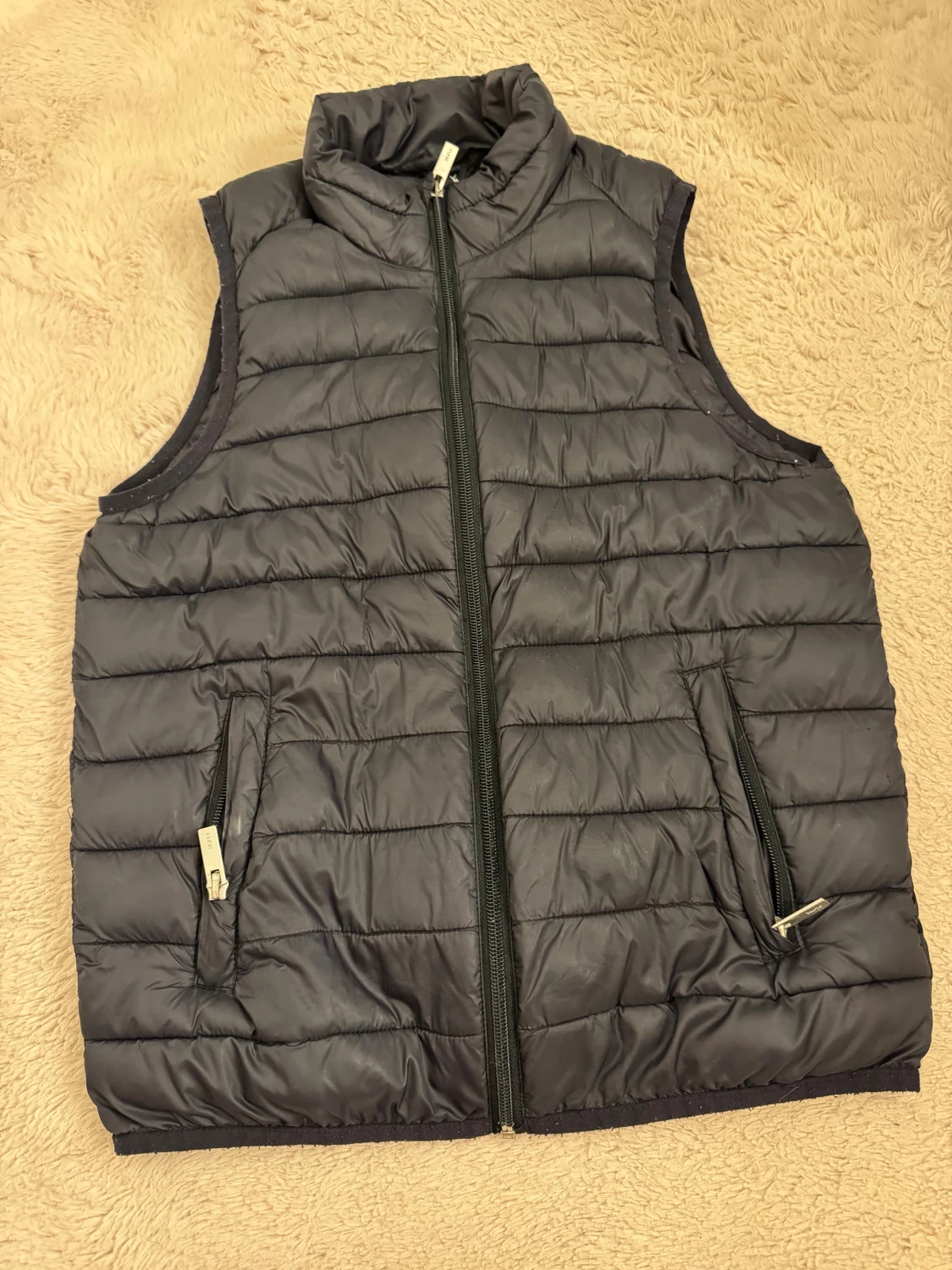 Svart quiltad dunväst med dragkedja