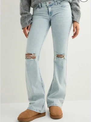 Lågmidjade jeans - Säljer ett par ljusblå jeans från Nelly med bootcut passform och low waist💕 