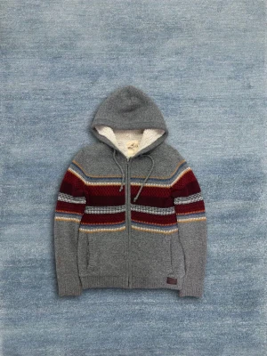Hollister Hoodie - Grå zip hoodie ifrån Hollister. Det är väldigt skön fodring i luvan och inuti tröjan. Den är i storlek S men passar bra på mig och jag är 184cm. Skicket är som nytt. Hör av dig vid frågor eller bilder!🙌
