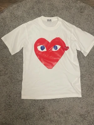 Cdg T-shirt - Snygg cdg T-shirt perfekt present till jul eller till di själv👍👀