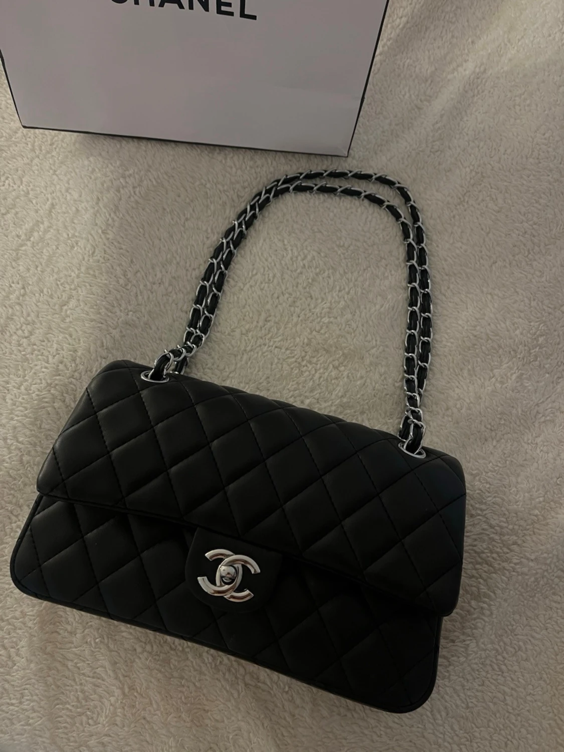 Svart quiltad axelväska