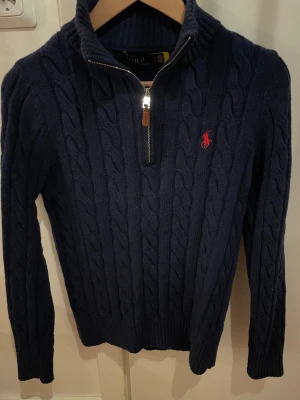 Ralph Lauren marinblå stickad halv zip - Tja! Säljer en marinblå stickad halv zip från Ralph lauren. Skriv gärna om du är intresserad!