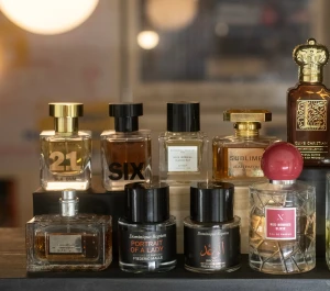 Parfym splittar, BLK DNM, Jean Patou, Clive Christian, Miss Dior, Frederic Malle, Red Berries Elixir - BLK DNM, 6 & 21: 3/5/10ml - 30/45/80kr.    Miss Dior, Le Parfum 2012: 3/5ml - 50/80kr.     Essential, Bois Imperial Extrait: 3/5/10 - 150/240/460 sek.     Jean Patou, Sublime EDP: 3/5/10ml - 60/90/160kr.     Frederic Malle, Portrait of a Lady: 3/5/10 - 150/235/440kr.     Frederic Malle, Promise: 3/5/10 - 170/280/550kr.     Soeurs Noe, Red Berries Elixir: 3/5/10/30ml - 50/75/140/400kr
