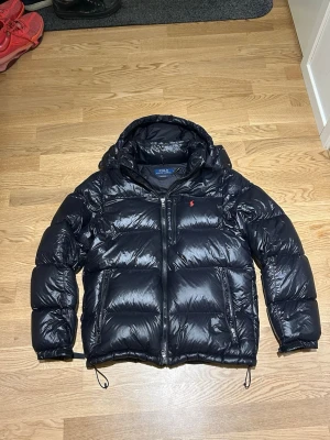 Svart pufferjacka Polo Ralph Lauren -  Nyskick knappast använd! Pris kan diskuteras, hör av dig för frågor!