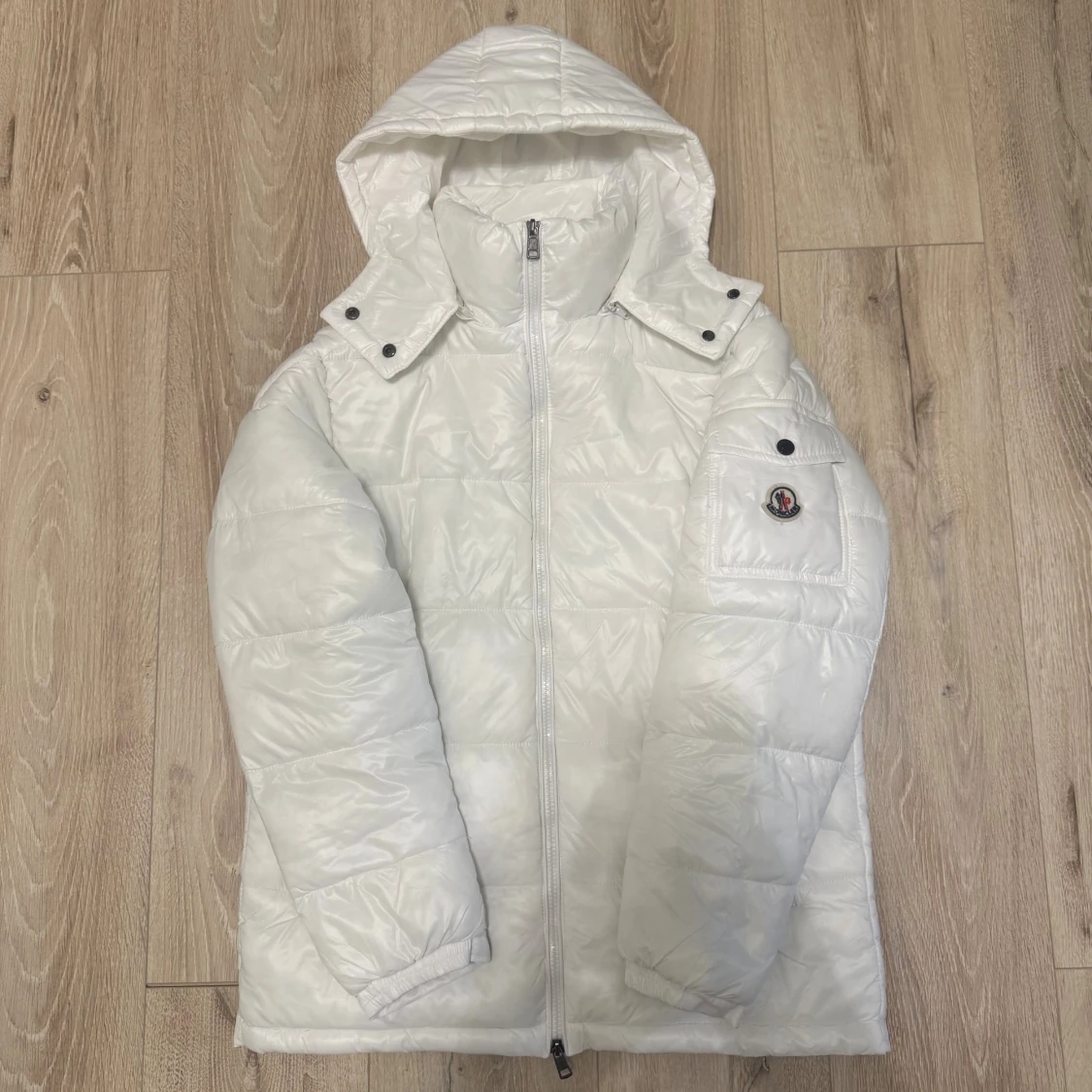 Vit pufferjacka från Moncler med huva