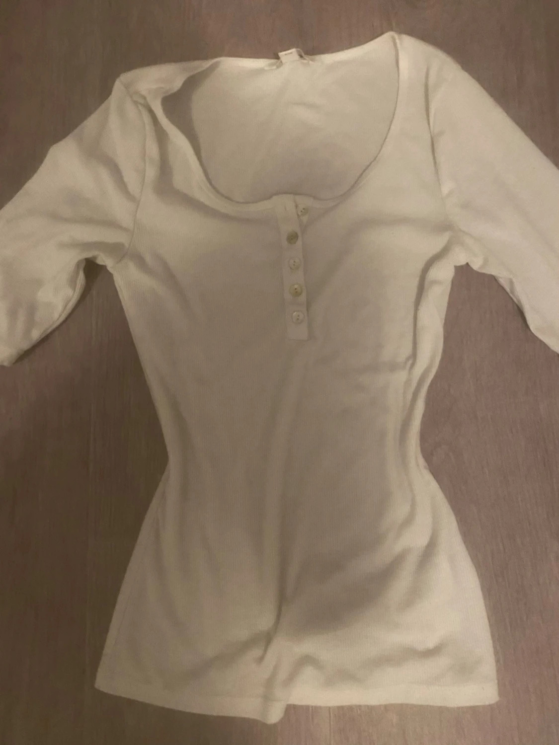 Vit ribbad topp med knappar från H&M