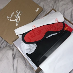 Svarta sneakers från Christian Louboutin - Säljer ett par svarta sneakers från Christian Louboutin. Säljer då dom inte kommer till användning och fel strl. Har använt få gånger så dom är bra skick. Skriv för mer info.