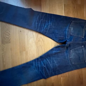 Mörkblå jeans från A.P.C. - Ass feta jeans från apc måtten ser du på bilden. Hör av dig vid frågor!