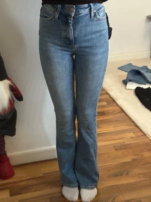 Blå bootcut jeans XS - högmidjade bootcut jeans från bik bok, i bra skick.