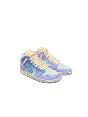 Nike Air Jordan 1 Purple Aqua - Nike Air Jordan 1 sneakers i high modell med snygga pastellfärger i ljuslila, ljusblå och beige. Skorna har klassisk snörning, rund tå och platt sula. Tillverkade i skinn med mjuk textil på insidan. Perfekt för dig som vill sticka ut med färg på fötterna. Skorna har en skada som syns på femte bilden därför kommer jag ner med priset. Retail: 4299kr