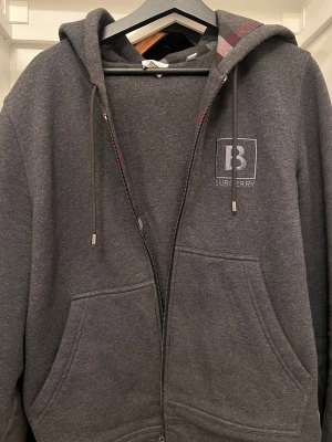 Burberry hoodie  - Fin Burberry hoodie köpt i Milano. Storlek Small men passar folk som har medium vanligtvis. Passar mig som är 185 perfekt. 