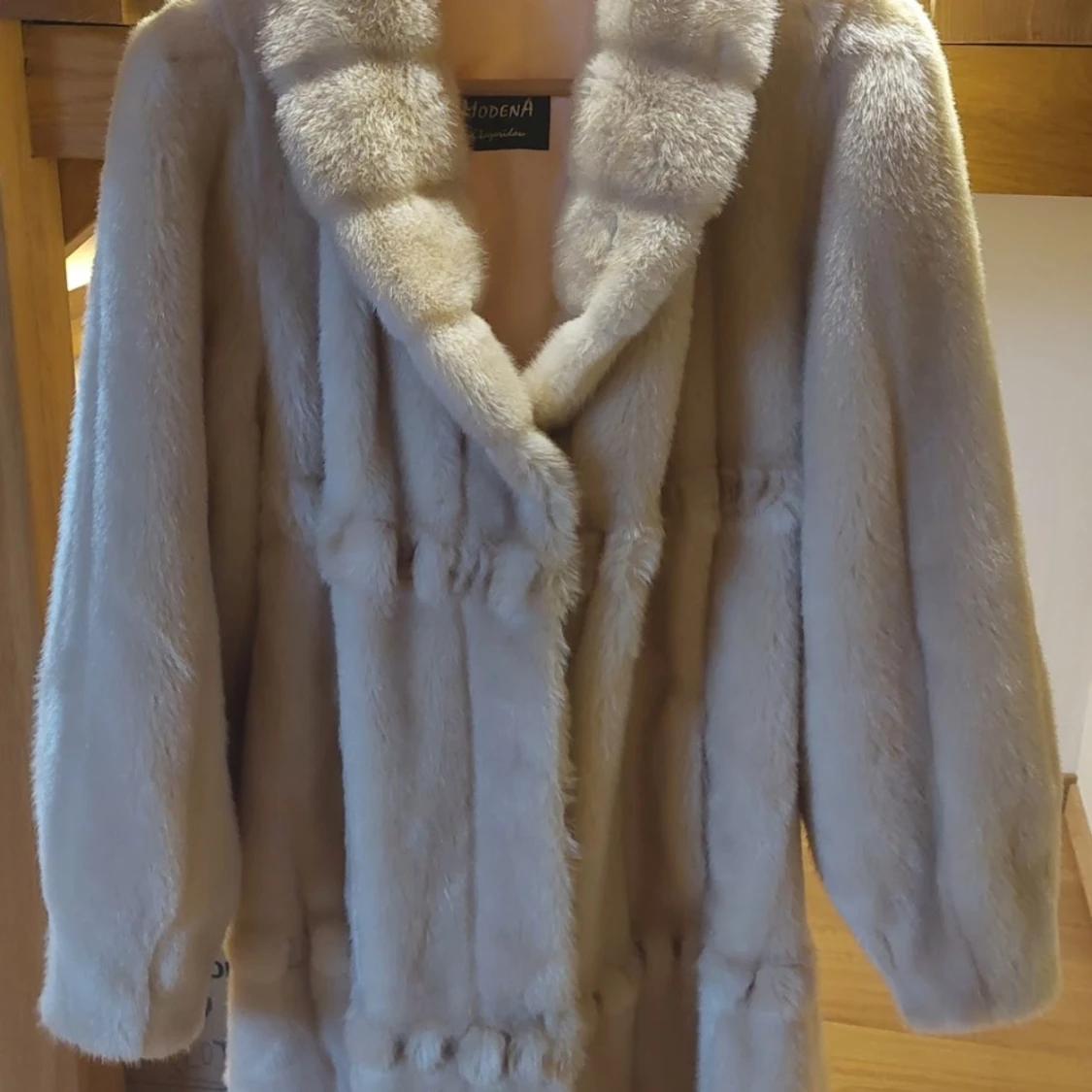 Beige pälsjacka från Modena