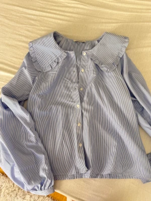 randig blus  - såååå fin🥹🥹🥹🫰🏼🫰🏼💓💓 (barnstorlek 166cm)