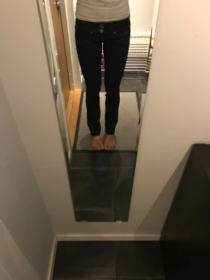 Jeans - Jeans från Gina Tricot i strl 24. Använda några få gånger. Köparen står för eventuell frakt. 