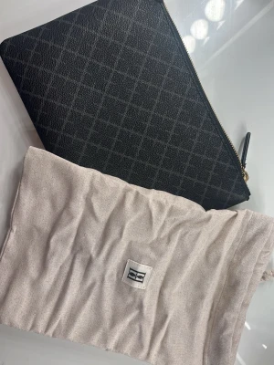 Malene Birger ivy purse - Säljer denna då jag inte använder längre. Köpt på STIL i oktober för 899kr och använd en del men inte så den slitit. Färg Charcoal, otroligt fin färg för bara vardaglig ”väska”. Allt som tillhör (axelsnöre, pouch, prislapp) finns kvar. Den är i bra skick. 🌸