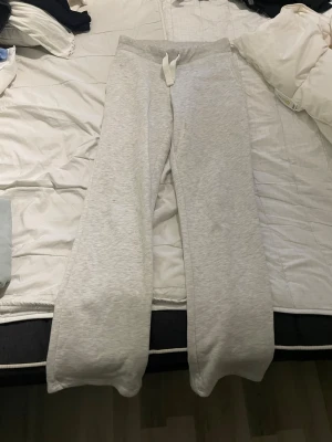 Mjukisbyxor från Gina 14+ - I storlek S och dom har en liten fläck som man ser bättre på bild 4💕💕