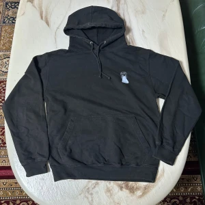 Svart tjcoktröja - Säljer denna svarta tjocktröjan. Inget fel med den. Köper du så försöker jag frakta samma dag!