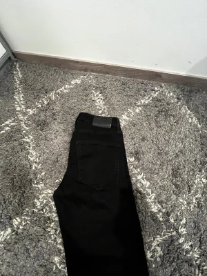 Svarta Jack and Jones - Ett par härliga Jack and Jones jeans i färgen svart, Extremt sköna och använda i väldigt bra skick, fåtal gånger använda då jag har ett annat par och säljer dom för bra pris 