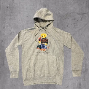 Grå Polo Bear hoodie - Grå polo teddybear Ralph Lauren hoodie 🧸 Storlek M men är mer som S 10/10 skick Pris går att diskutera 🤝 Hör av dig vid frågor eller fler bilder :)