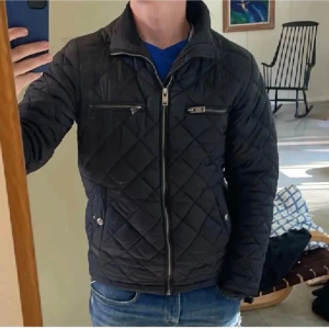 Höstjacka - Säljer denna höstjackan från lindbergh, köpte för 1500 men passade tyvärr inte