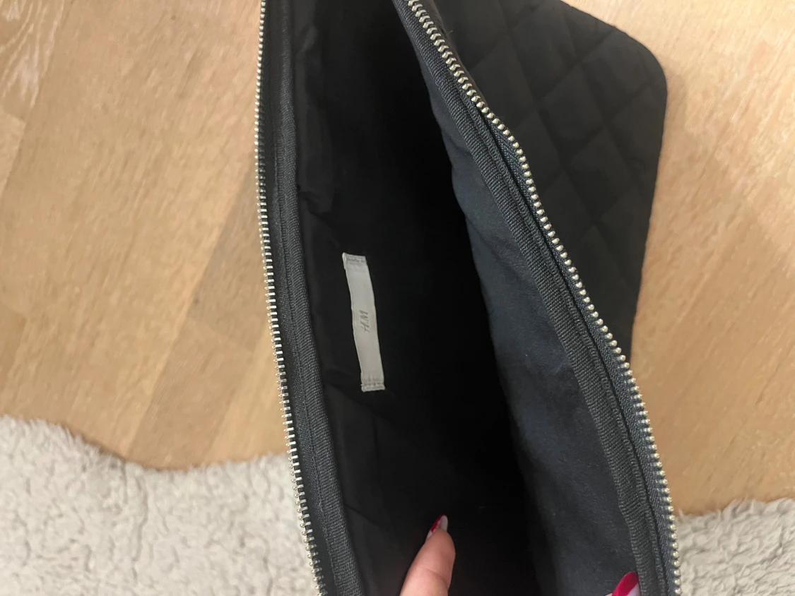 Svart quiltad datorväska - 1