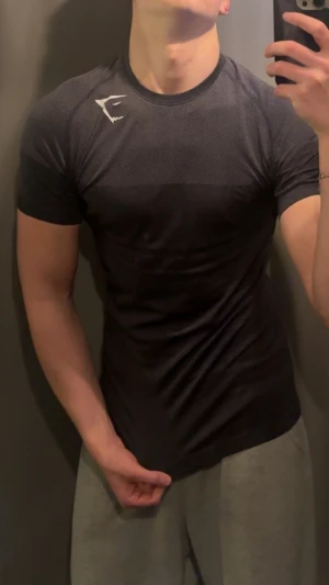 Gymshark OG T-shirt - En väldigt bekväm och snygg gym tröja som sitter tajt i armar och bröst men lite luftigare i midjan. Det är en S men sitter som om de vore XS