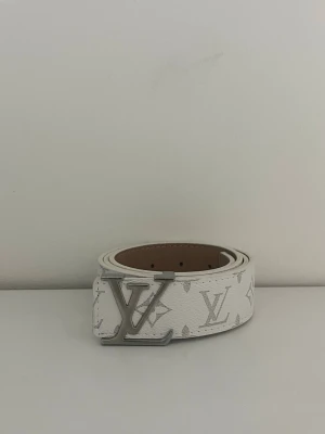 L V bälte - Säljer en oanvänd vit L V bälte