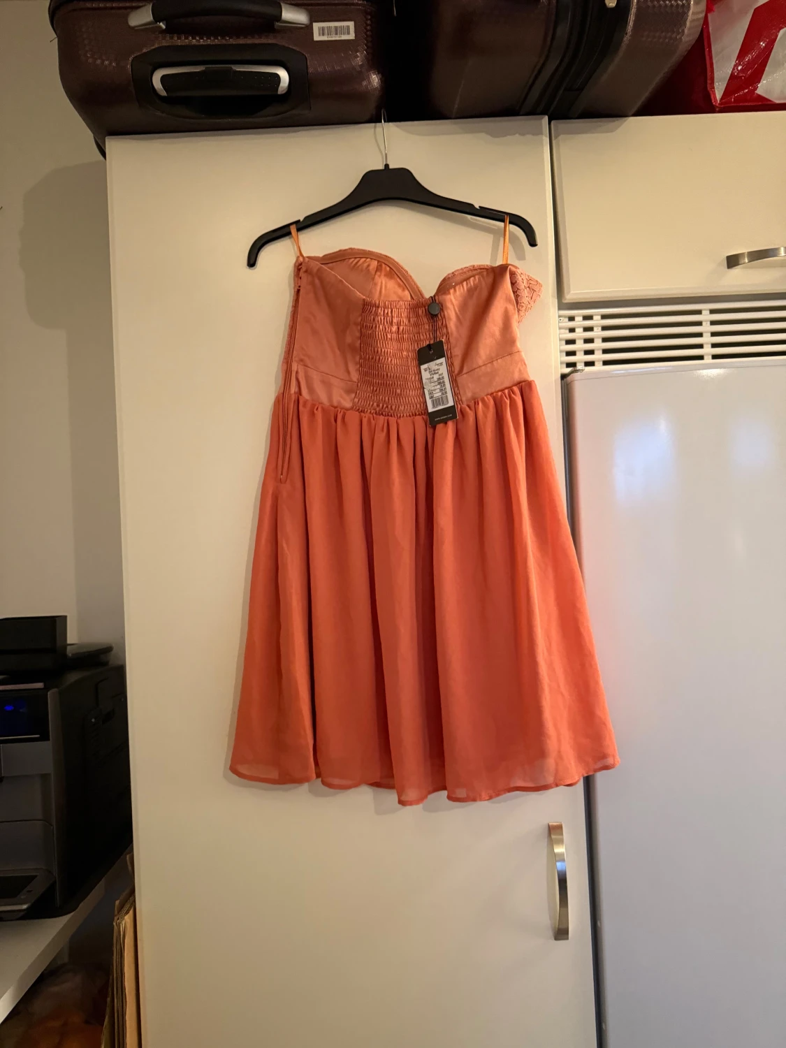 Korallrosa axelbandslös spetsklänning - 4