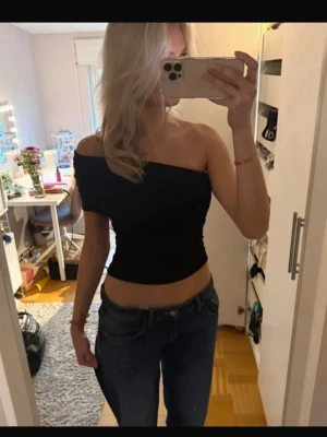 Svart topp - Supersnygg svart off-shouldertopp 
