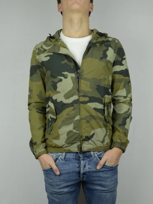 Woolrich windbreaker camo  - WOOLRICH CAMO WINDBREAKER / RARE - Logo på armen syns ej tydligt på bild  Storlek : S  Passform : Normal   Användning : Jackan är i ett väldigt fint skick utan defekter  Nypris : Cirka 4000SEK  Modellen på bilen är 182CM och väger 75KG