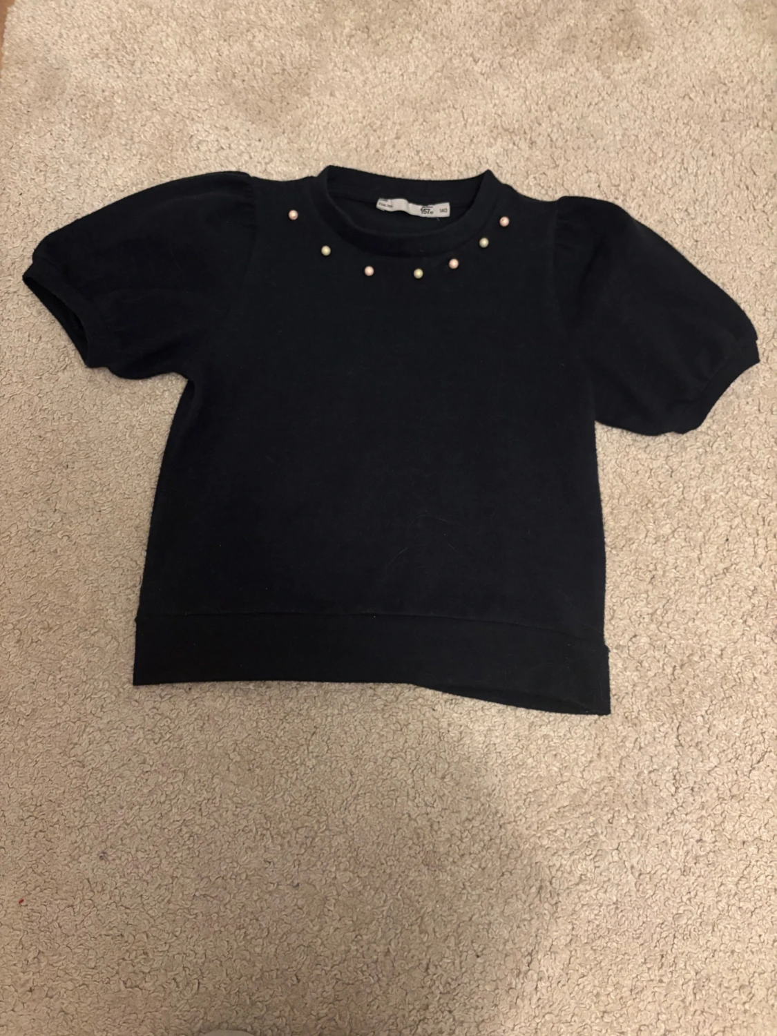 Marinblå T-shirt med puffärmar med pärlor tröja från lager från 157