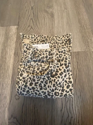 Jättefina och jättesöta leopard jenas🩷 - Snygga jeans från Zara med leopardmönster i beige och svart. Byxorna har klassisk femficksdesign, raka ben och är tillverkade i ett stadigt bomullstyg. Perfekta för dig som vill sticka ut med en cool och trendig look.