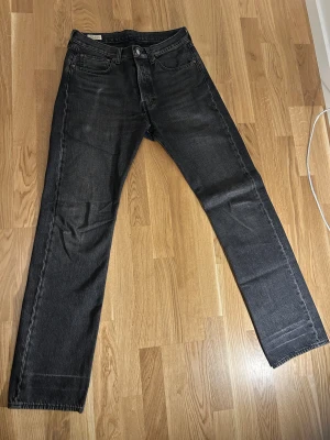 Levis 501 - Tjena säljer nu dessa sjukt snygga Levis jeans i storleken W31 och L34. Dom är i väldigt bra sckick, fraktar snabbt och priset kan diskuteras. Hör av er vid frågor 