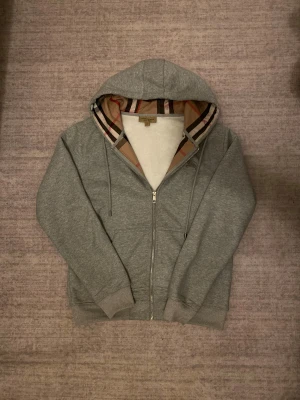 Burberry kofta - Väldigt bra skick, tjockt och skönt material. Stl M sitter som en M