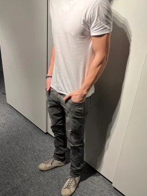 Grå Blue Fire jeans Slim fit - Grå Blue Fire Usa Jeans. Dem är i slim fit i storlek 30/32 som passar våran modell som är 177cm🤗 Perfekt för er som gillar Grisch-Stilen🤟🏻 