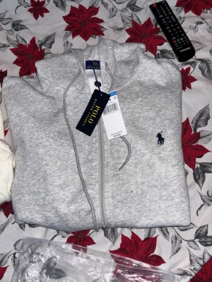 Grå Ralph lauren hoodie - Helt ny Ralph lauren Hoodie, inga hål eller fel på tröjan, kan diskutera pris 