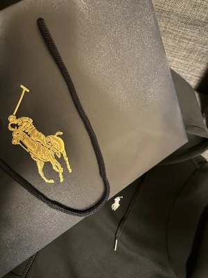 polo tröja  - En svart polo tröja, storlek S och väljer att sälja den efter som jag knapp använt/använder den. Köpt från polo butiken i Mall Of Scandinavia för 2400kr