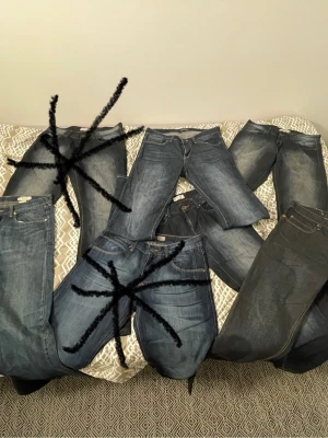  7 par jeans i olika blå nyanser, 200 kr  per  - Säljer ett gäng  jeans i olika blå och mörkblå tvättar. Klassisk femficksmodell med snygga detaljer och slitningar. Passformen varierar mellan straight och slim, och materialet är robust denim. Perfekt för dig som gillar tidlös stil och kvalitetsjeans.