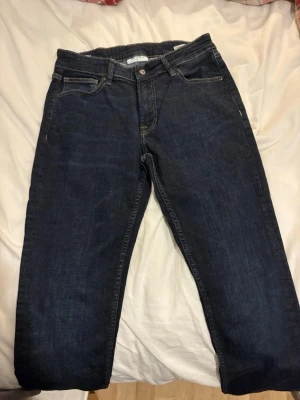 Mörkblå jeans  - Jeans från Carlings eget märke i fint skick, bra passform och kvalitetsdenim som håller formen. Trendig modell som säljer snabbt. Lägg i varukorgen och köp innan någon annan tar dem. ✅Beställ nu = Kommer innan jul ✅Ställ fråga = snabbt svar 