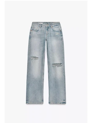 Populära lågmidjade Zara jeans  - Säljer mina snygga ljusblå jeans från Zara med låg midja. Jeansen har slitna detaljer och hål på båda benen. Använda endast 1 gång så super skick! (Lånad bild men exakt samma jeans) skriv om ni har frågor! 