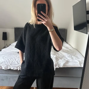 Kortärmad stickad  - Kordtårmad stickad tröja från Gina Tricot i storlek s. Använd fåtal gånger, lite nopprig i tyget. Annars i fint skick 🥰