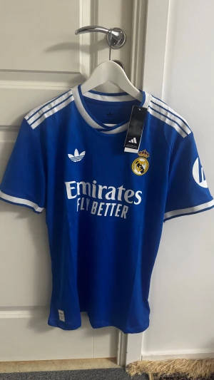 Real Madrid tredje tröja - En helt ny oanvänd Real Madrid tredje tröja.   Har du några funderingar så är det bara att höra av dig!