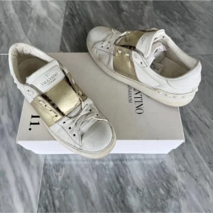 Valentino Open skor  - Valentino Open - Skick: Bra skick - Storlek 36 - Tillbehör: Valentino kort - Nypris: 6000kr - TrendWardrobe
