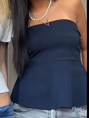 Mörkblå tubtopp  - Säljer denna fina tubtopp från missäy! Använd lite men bra skick och inga tydliga tecken på användning. Toppen funkar att ha utan BH då den har dubbeltyg! 