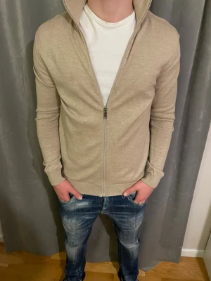Hel zip - Säljer denna hel zip från selected homme, i en snygg beige färg! Storlek s! Ny pris 699! Skicket är som nytt!
