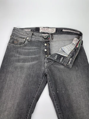 Jacob Cohen jeans 688 - Hej! Säljer nu dessa extremt exklusiva Jacob Cohen jeans, dem är i nyskick utan defekter! Hör av dig vid frågor. Modell 688 nypris 5000kr
