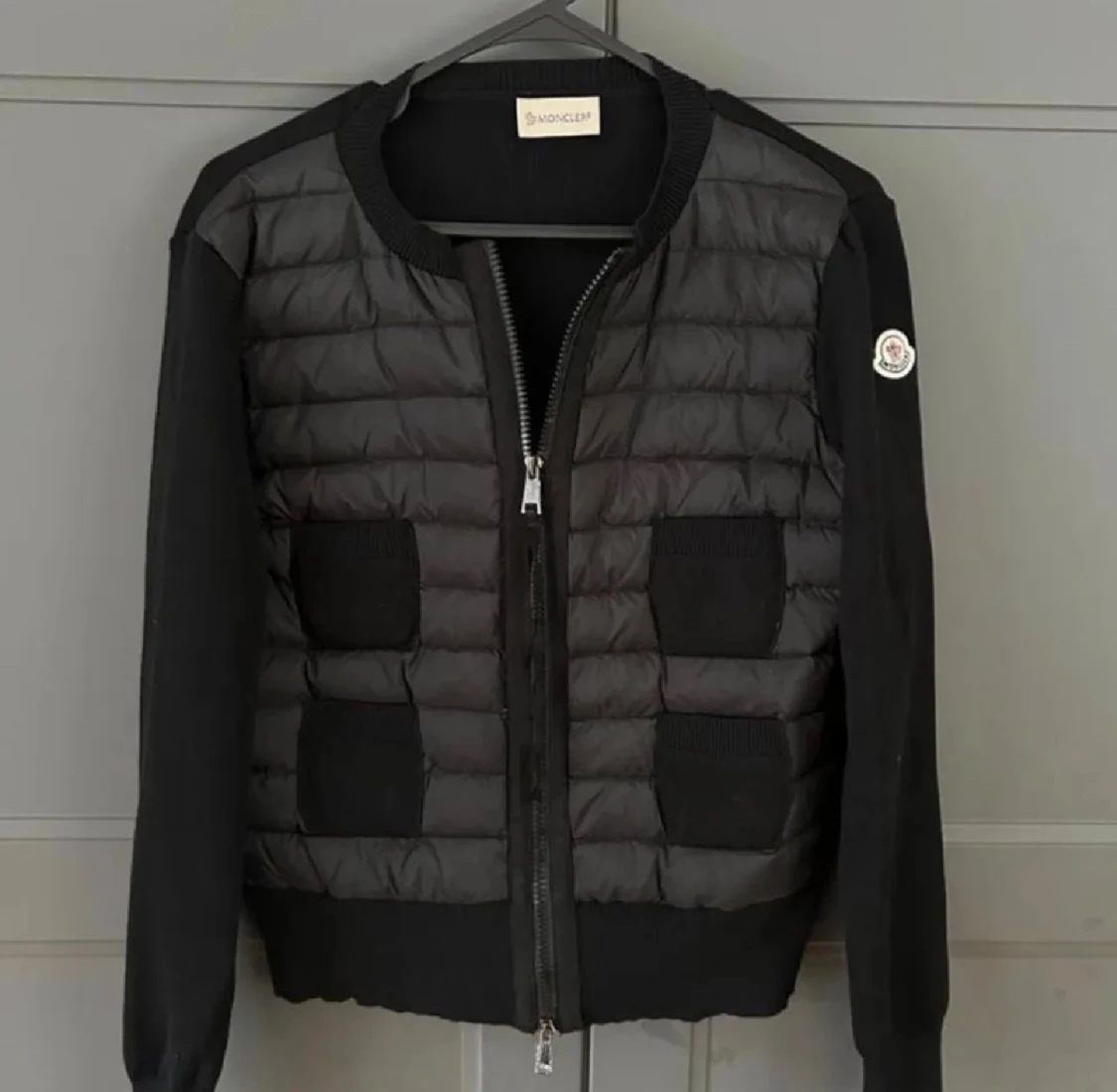 Svart quiltad cardigan Moncler