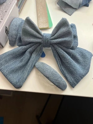 Hårklämma  - Vi i vårat uf företag tillverkar hårklämmor i återanvändt jeans 