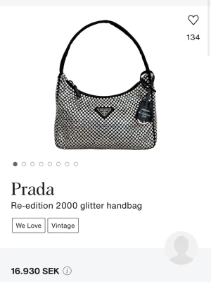 Prada glittrig handväska - Säljer då den bara ligger på hyllan. Aldrig använd ute. Har allt kvar, låda mm. Fler bilder kan fås vid begäran. JAG HAR DESSVÄRRE INGET KVITTO KVAR då ja fick denna väska som en gåva SÅ DÄRAV PRISET! 