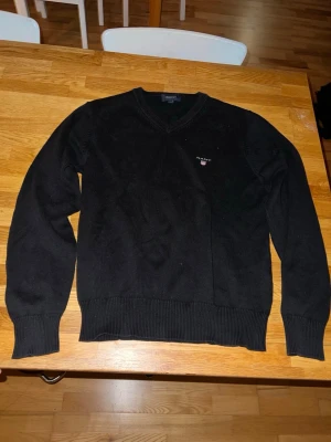 Gant tröja - V-ringad gant tröja i svart. Bra skick, en tvätt så är den i princip i nyskick. Inga tecken på slitage. Storlek xs.